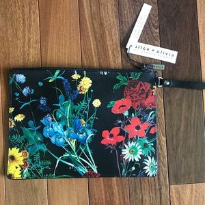 NWT Alice + Olivia wristlet
